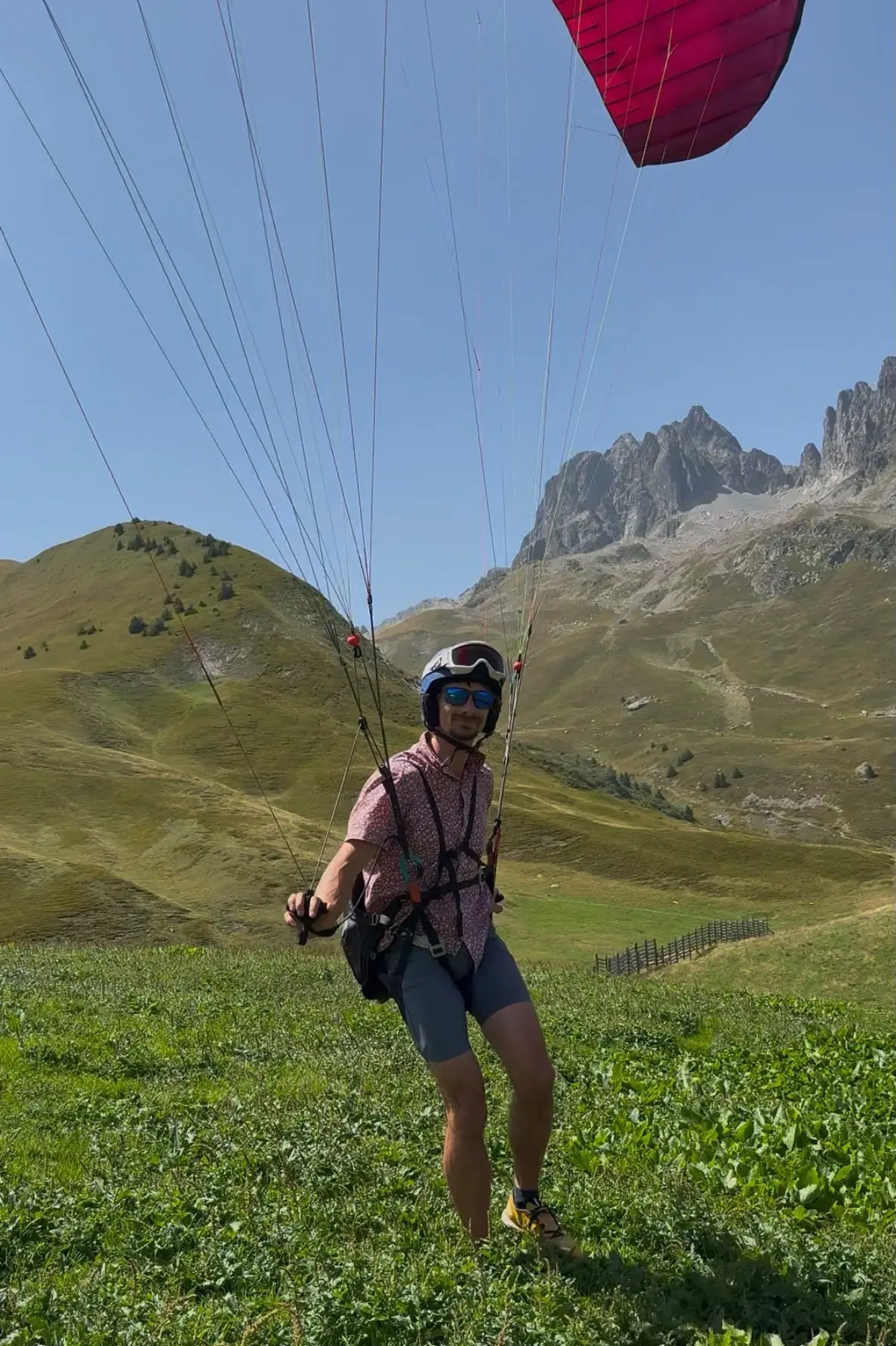 Philippe, artisan ramoneur d'Ubac Ramonage, au décollage en parapente dans les Alpes